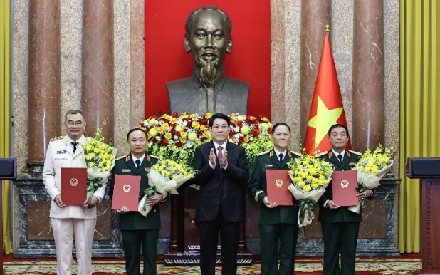 Chủ tịch nước Lương Cường trao quyết định thăng quân hàm, cấp bậc hàm cho sĩ quan cấp cao Quân đội và Công an. Ảnh: Nhân Dân Chủ tịch nước Lương Cường trao quyết định thăng quân hàm, cấp bậc hàm cho sĩ quan cấp cao Quân đội và Công an. Ảnh: Nhân Dân