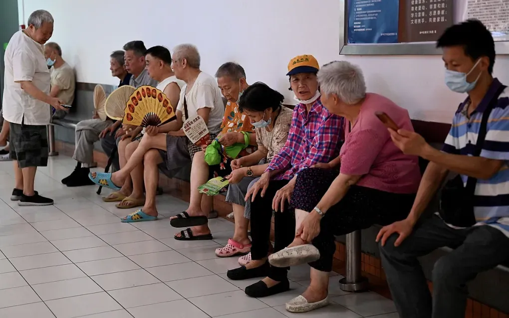Người cao tuổi tránh nóng tại một trung tâm thương mại ở Trùng Khánh ngày 24/8. (Ảnh: AFP)