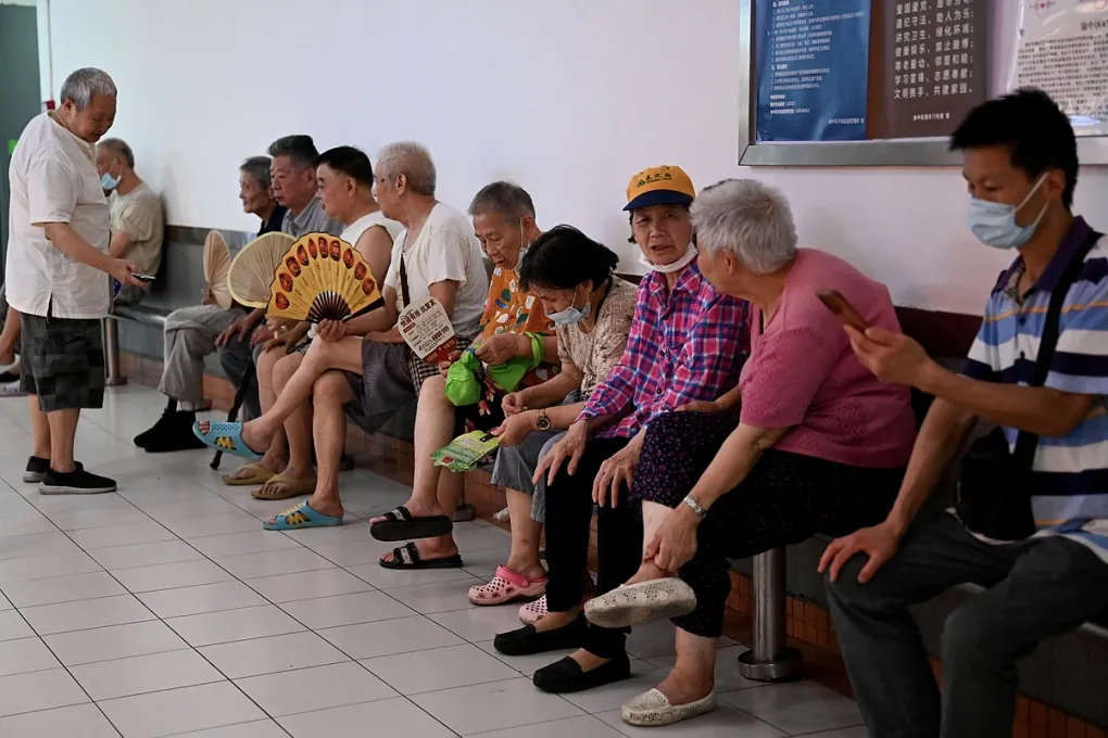 Người dân Trùng Khánh tìm cách tránh nắng nóng cực điểm - Ảnh 1.