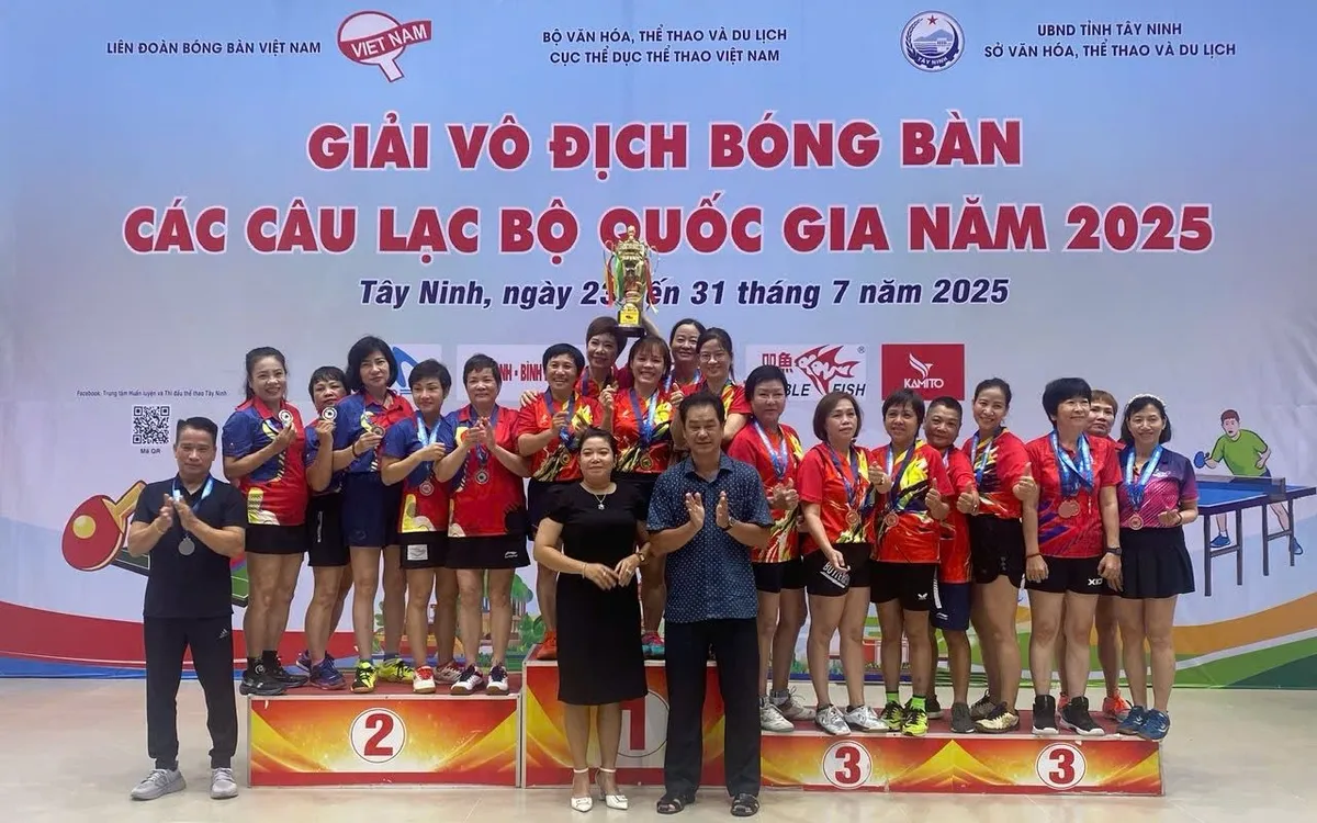 Ông Trần Cảnh Tuấn trao giải hạng mục đồng đội nữ trên 45 tuổi