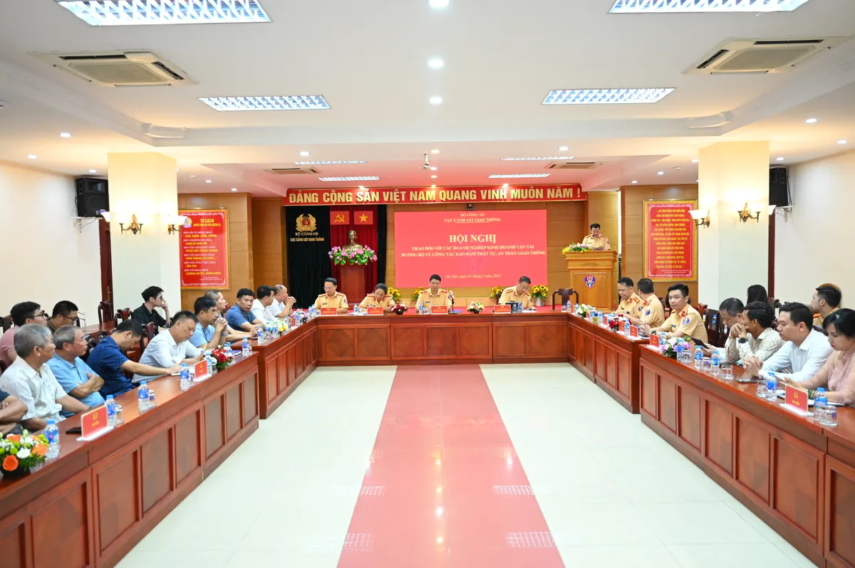 Cục trưởng Cục CSGT đối thoại với doanh nghiệp kinh doanh vận tải đường bộ nhằm kéo giảm TNGT - Ảnh 2.