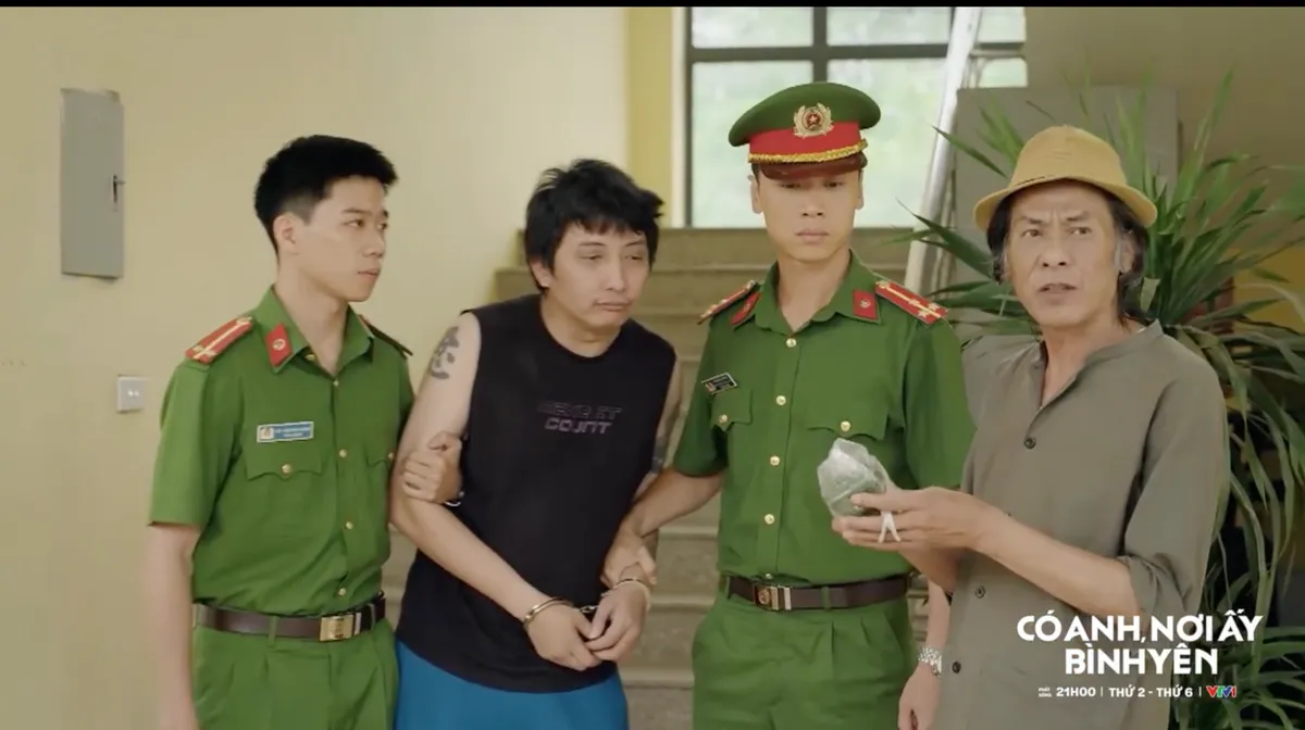 Có anh, nơi ấy bình yên - Tập 4: Huy bị nhắc nhở phải xử lý uyển chuyển vì xã toàn người quen - Ảnh 3.