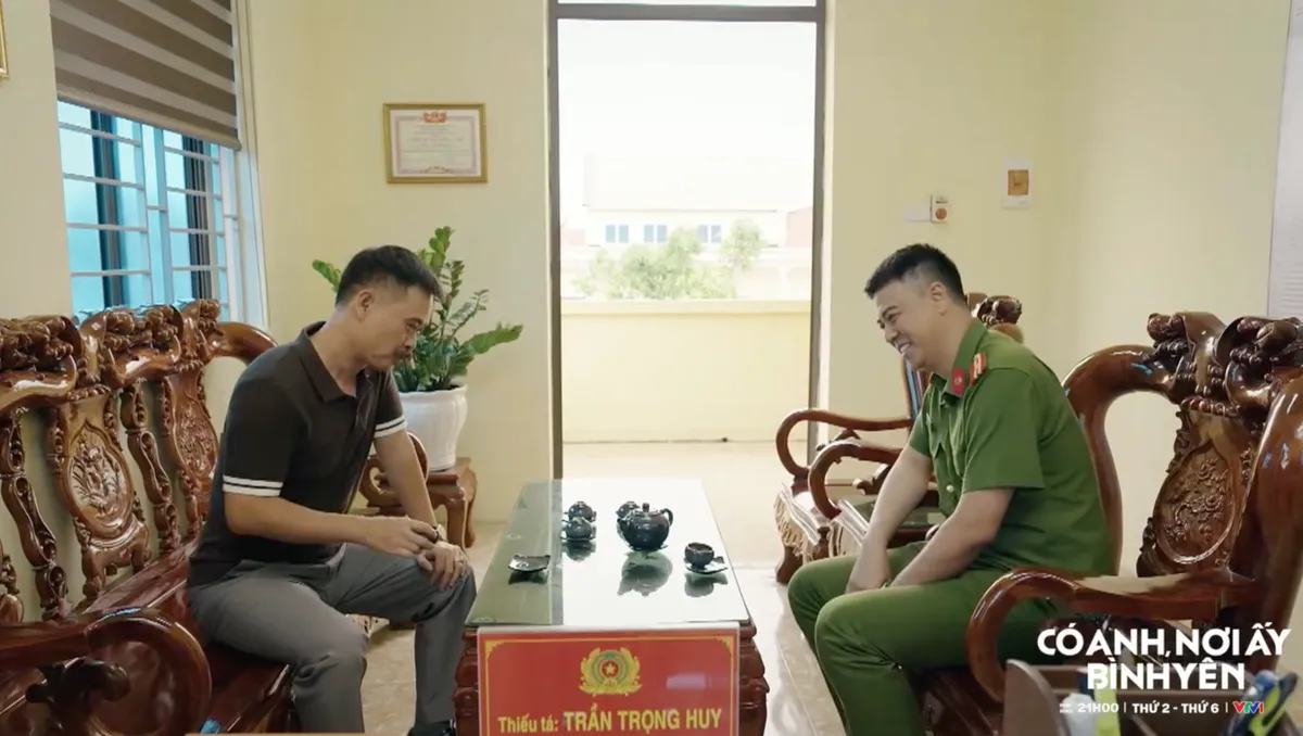 Có anh, nơi ấy bình yên - Tập 4: Huy bị nhắc nhở phải xử lý uyển chuyển vì xã toàn người quen - Ảnh 4.