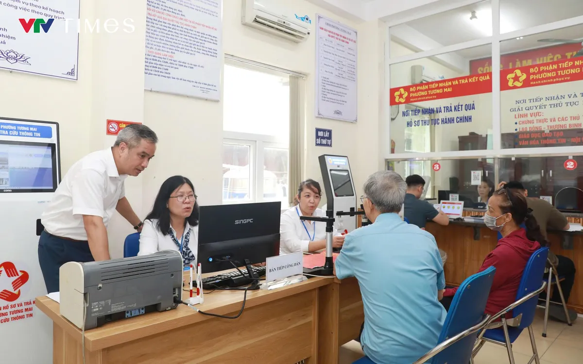 Người dân hài lòng khi đến giao dịch tại UBND phường, xã tại Hà Nội. Ảnh: Nguyễn Quân. Người dân hài lòng khi đến giao dịch tại UBND phường, xã tại Hà Nội. Ảnh: Nguyễn Quân.