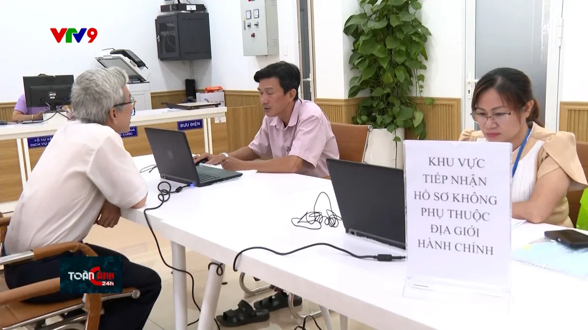 Cán bộ cấp sở về phường, xã tiếp nhận hộ sơ phi địa giới