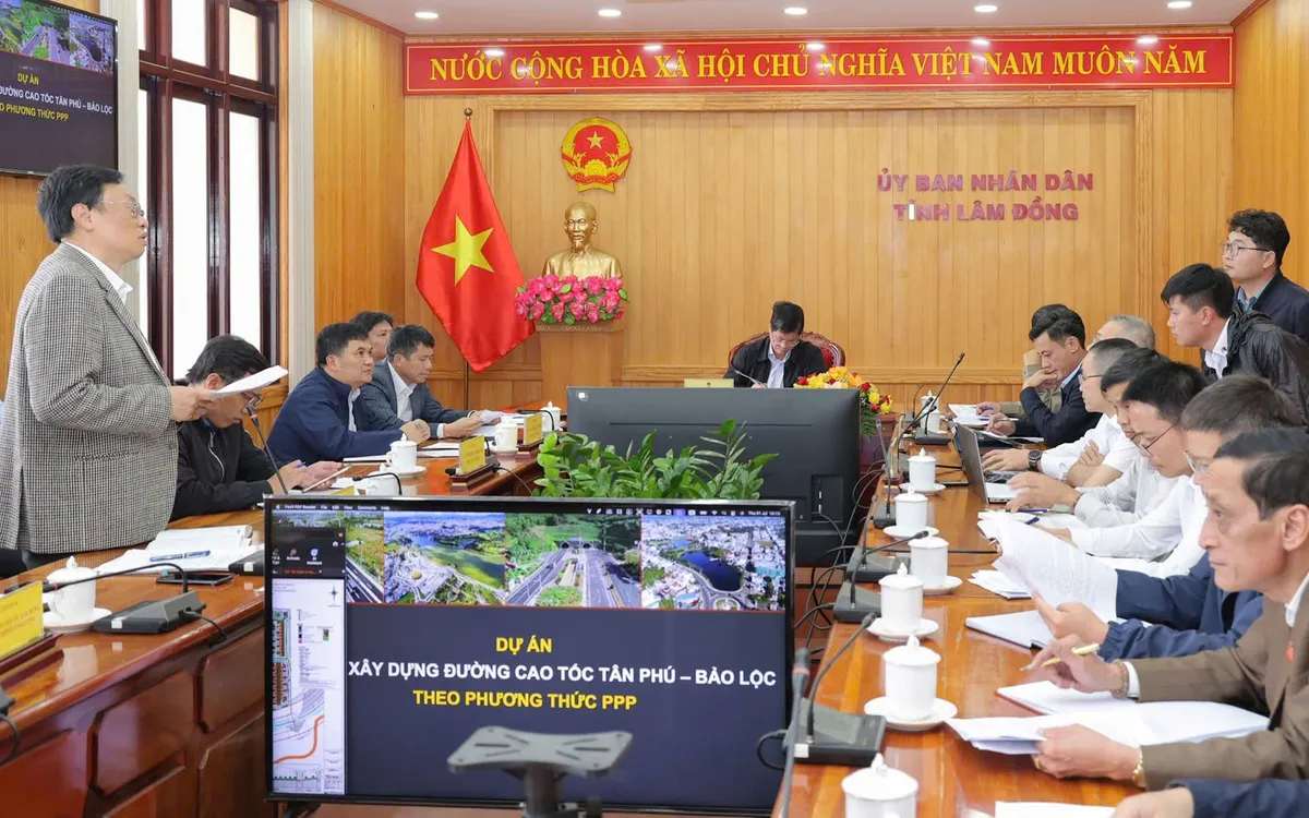 Lãnh đạo Ban quản lý Dự án giao thông tỉnh báo cáo tiến độ dự án Lãnh đạo Ban quản lý Dự án giao thông tỉnh báo cáo tiến độ dự án