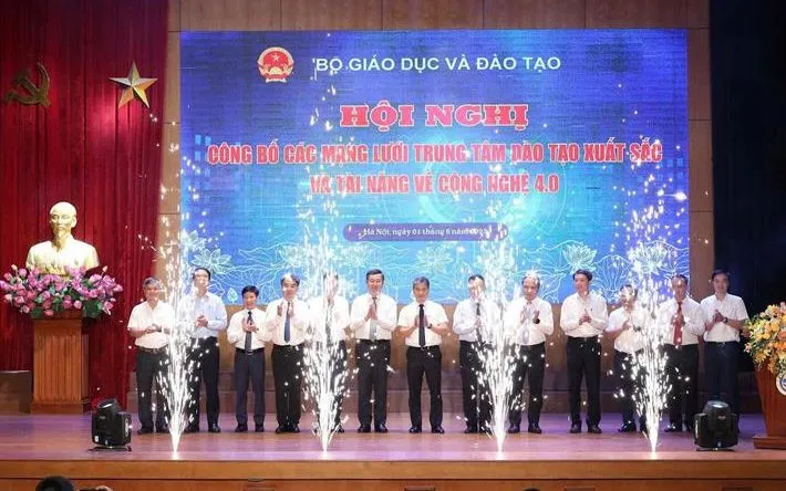 Thứ trưởng Bộ GD&ĐT Nguyễn Văn Phúc chúc mừng 7 mạng lưới trung tâm đào tạo xuất sắc và tài năng về công nghệ 4.0 khu vực phía Bắc