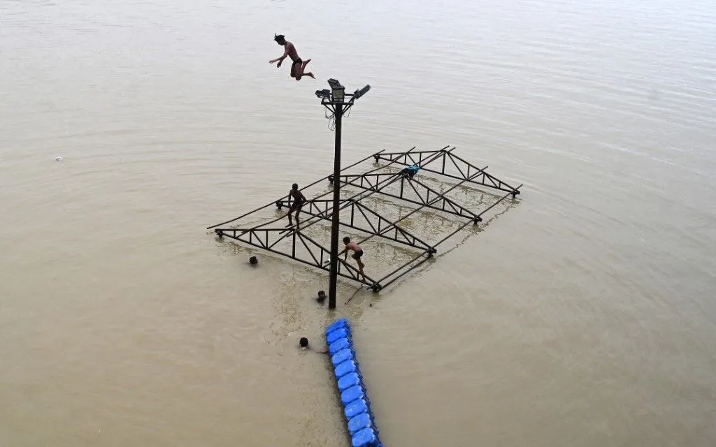 Mực nước dâng cao do mưa lớn ở cả sông Hằng và sông Yamuna tại Prayagraj, Ấn Độ, ngày 2/8/2025 (Ảnh: AFP)