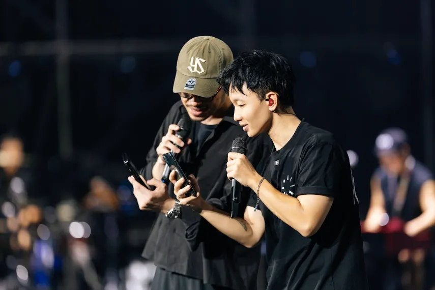 Đen v&agrave; Vũ. vui vẻ trong buổi tổng duyệt xuy&ecirc;n đ&ecirc;m concert Xoay tr&ograve;n của Ho&agrave;ng Dũng tại H&agrave; Nội - Ảnh 2.