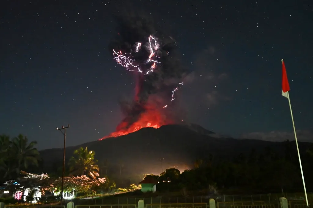 Núi lửa Lewotobi Laki-laki ở Indonesia phun trào dữ dội, cột tro bụi cao 18km - Ảnh 1.