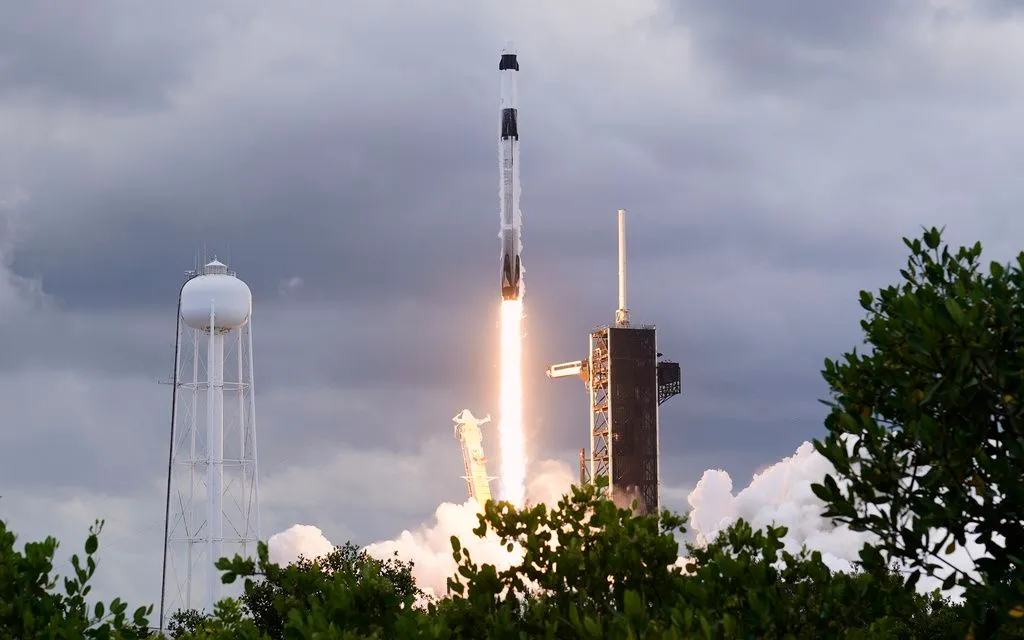 Tên lửa Falcon 9 mang theo tàu Crew Dragon được phóng từ Trung tâm Vũ trụ Kennedy ngày 1/8/2025 (Ảnh: AP) Tên lửa Falcon 9 mang theo tàu Crew Dragon được phóng từ Trung tâm Vũ trụ Kennedy ngày 1/8/2025 (Ảnh: AP)