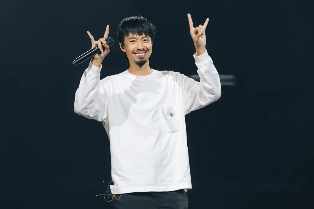 Đen v&agrave; Vũ. vui vẻ trong buổi tổng duyệt xuy&ecirc;n đ&ecirc;m concert Xoay tr&ograve;n của Ho&agrave;ng Dũng tại H&agrave; Nội - Ảnh 1.