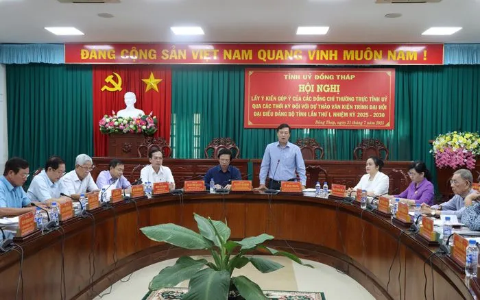 Bí thư Tình ủy Đồng Tháp Lê Quốc Phong phát biểu tại hội nghị