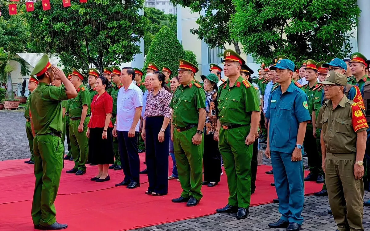 Công an phường Tân Mỹ (TP Hồ Chí Minh) ra quân thực hiện cao điểm tấn công trấn áp tội phạm sáng 1/8/2025.. Công an phường Tân Mỹ (TP Hồ Chí Minh) ra quân thực hiện cao điểm tấn công trấn áp tội phạm sáng 1/8/2025..