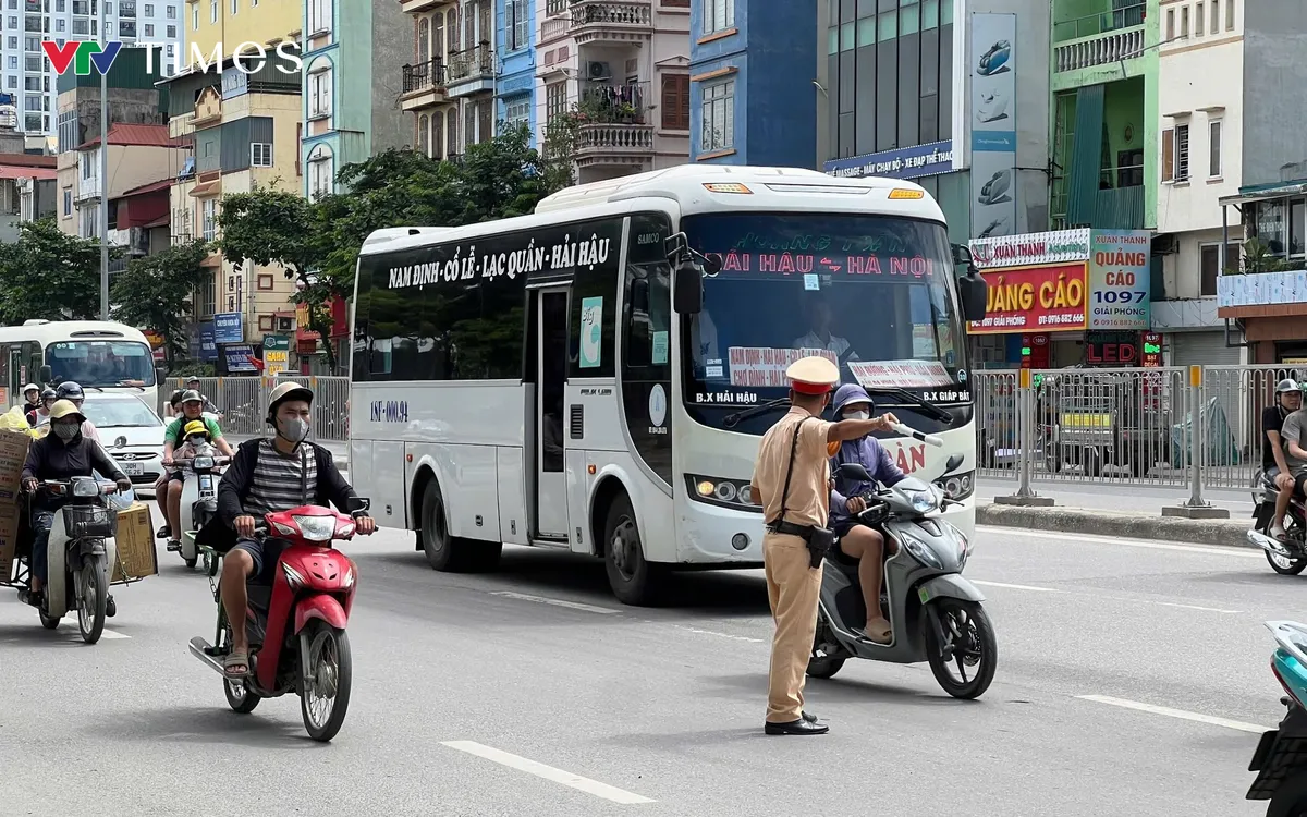 CSGT kiểm soát các phương tiện kinh doanh vận tải.