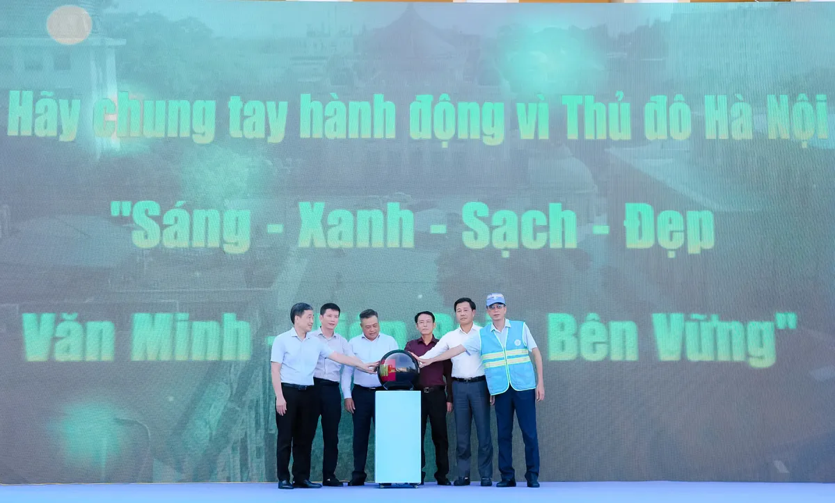 Hà Nội ra quân tổng vệ sinh môi trường tại 126 xã, phường- Ảnh 2.