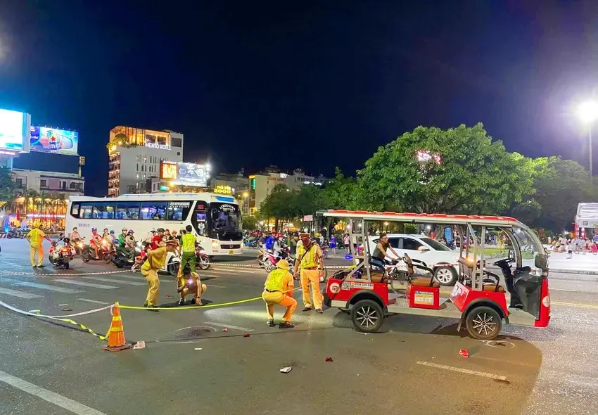 Xe điện du lịch tông 3 người đi bộ ở Bình Định - Ảnh 1.