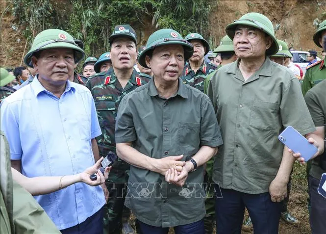 Phó Thủ tướng Trần Hồng Hà: Bảo vệ người dân bằng mọi giá - Ảnh 1.