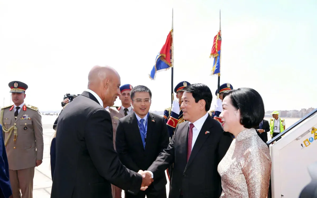 Bộ trưởng Bộ Giáo dục - Đào tạo Ai Cập Mohammed Abdel Latif và các quan chức Ai Cập đón Chủ tịch nước Lương Cường và Phu nhân cùng đoàn đại biểu cấp cao Việt Nam tại sân bay ở thủ đô Cairo. (Ảnh: QĐND) Bộ trưởng Bộ Giáo dục - Đào tạo Ai Cập Mohammed Abdel Latif và các quan chức Ai Cập đón Chủ tịch nước Lương Cường và Phu nhân cùng đoàn đại biểu cấp cao Việt Nam tại sân bay ở thủ đô Cairo. (Ảnh: QĐND)