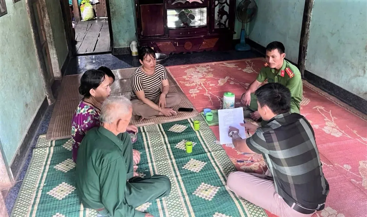 Quảng Ngãi: Cán bộ về tận thôn hỗ trợ đồng bào DTTS làm thủ tục hành chính - Ảnh 2.