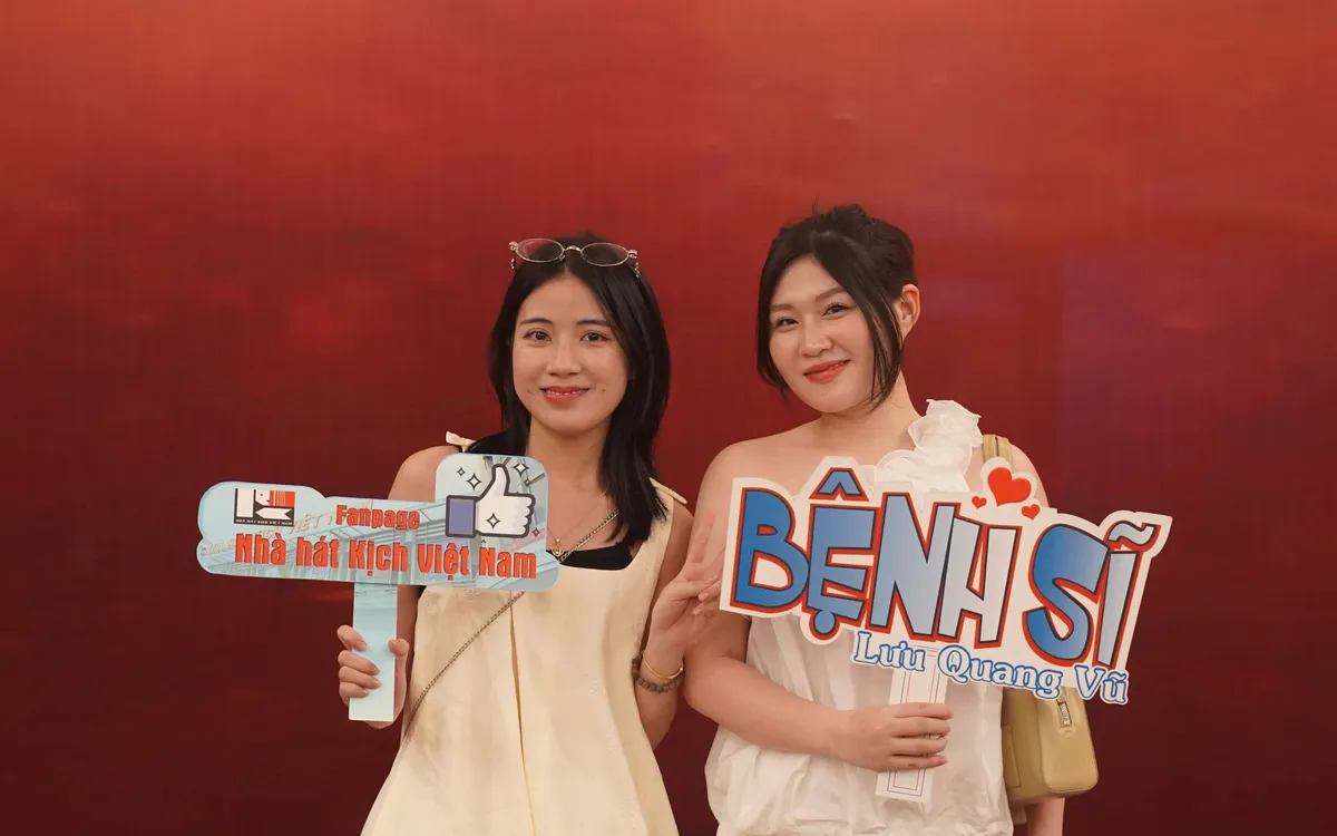 Vở diễn "Bệnh sĩ" thu hút đông đảo khán giả trẻ, ảnh: NHKVN