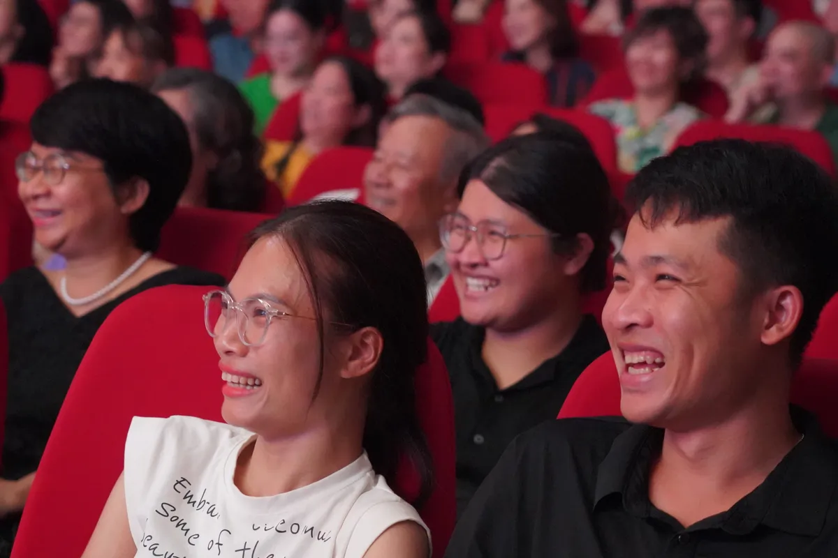 Hai đêm diễn Bệnh sĩ “cháy vé”: Khi sân khấu chạm vào người trẻ  - Ảnh 1.