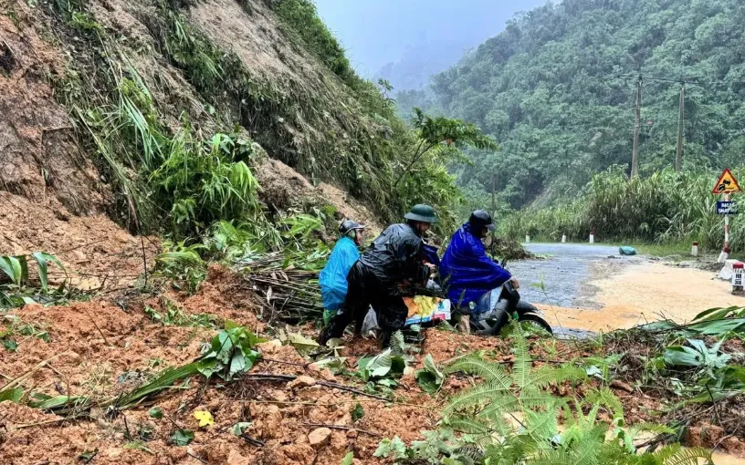 Nhiều tuyến đường trên địa bàn các đơn vị tuyến biên giới tỉnh Nghệ An bị chia cắt hoàn hoàn do sạt lở. 