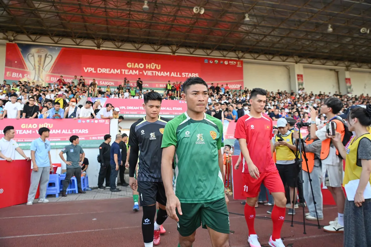 Tiến Linh, Văn Quyết, Duy Mạnh hoà 3-3 ở "siêu kinh điển" bóng đá sân 7- Ảnh 1.