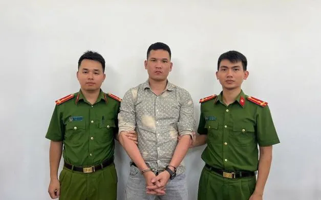 Nguyễn Lý Hùng bị bắt giữ sau hơn 1 năm trốn truy nã. (Ảnh: Công an Hà Tĩnh)