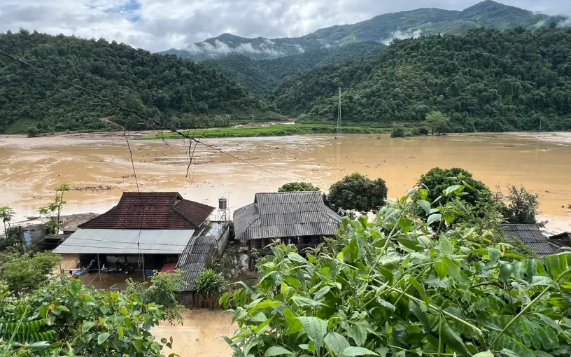 Mưa lớn kéo dài gây lũ quét, sạt lở nghiêm trọng tại nhiều địa phương ở tỉnh Điện Biên. Mưa lớn kéo dài gây lũ quét, sạt lở nghiêm trọng tại nhiều địa phương ở tỉnh Điện Biên.