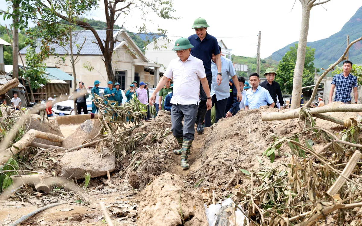 Phó Thủ tướng Lê Thành Long thăm hỏi người dân vùng mưa lũ Sơn La - Ảnh 3.