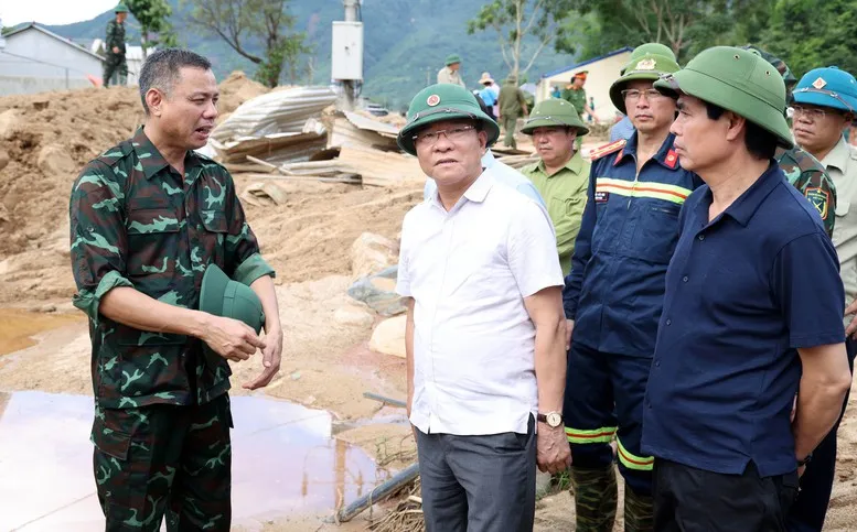 Phó Thủ tướng Lê Thành Long thăm hỏi người dân vùng mưa lũ Sơn La - Ảnh 1.