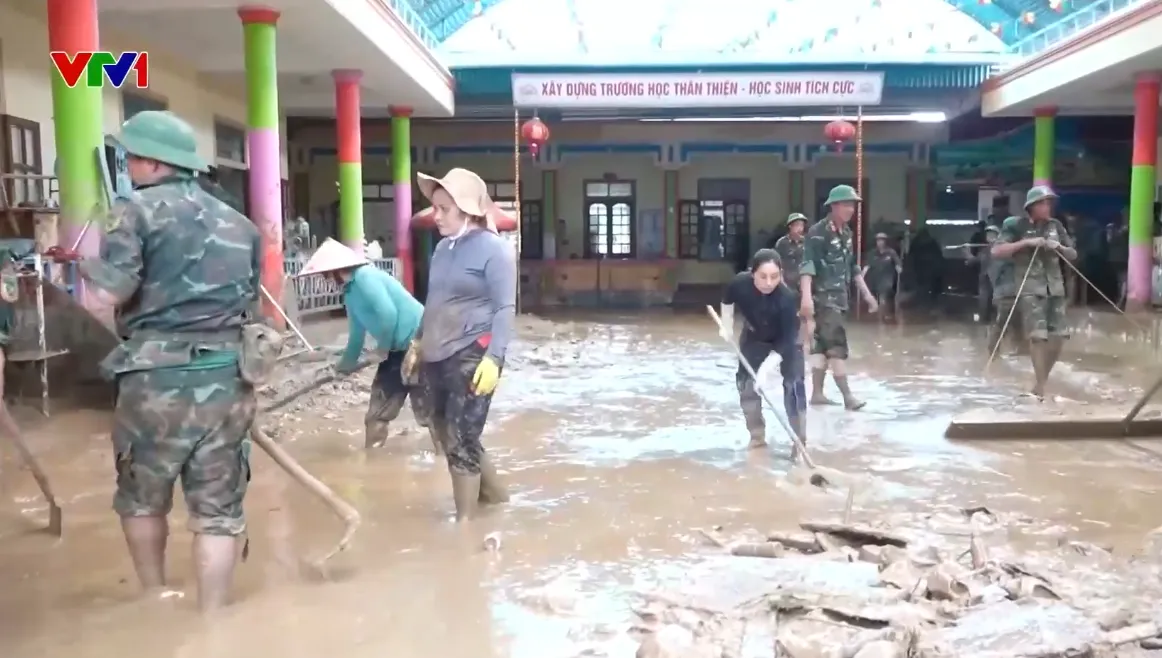 Xúc động giây phút chia tay giữa quân và dân vùng lũ Nghệ An - Ảnh 2.