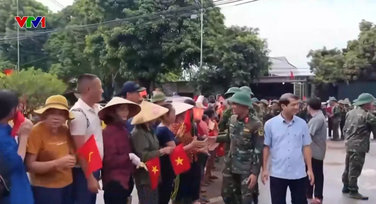 Xúc động giây phút chia tay giữa quân và dân vùng lũ Nghệ An - Ảnh 1.
