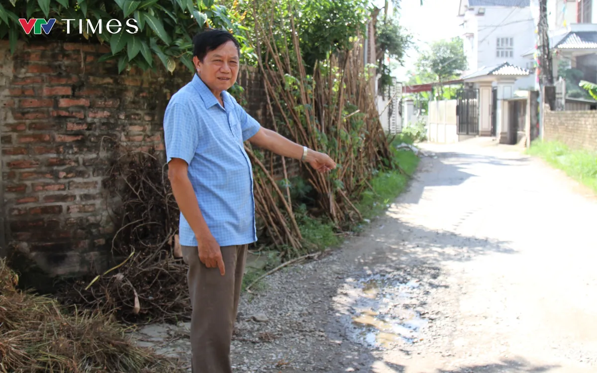 Ông Hoàng Văn Thục, bí thư chi bộ gắn bó gần gũi với nhân dân.
