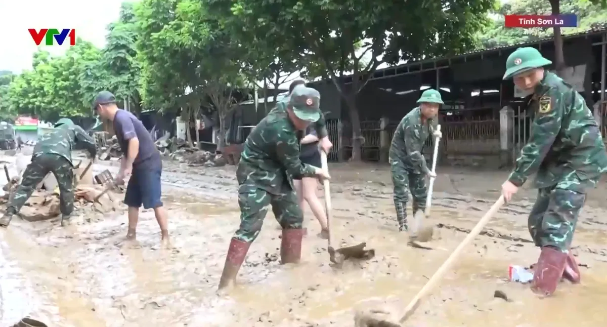 Bộ đội Sơn La vượt 100 km giúp dân khắc phục hậu quả mưa lũ - Ảnh 1.