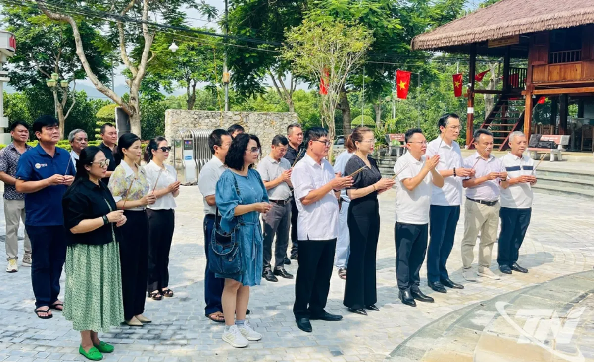 Đo&agrave;n c&ocirc;ng t&aacute;c VTV8 về nguồn tại Di t&iacute;ch Trường dạy l&agrave;m b&aacute;o Huỳnh Th&uacute;c Kh&aacute;ng- Ảnh 1.