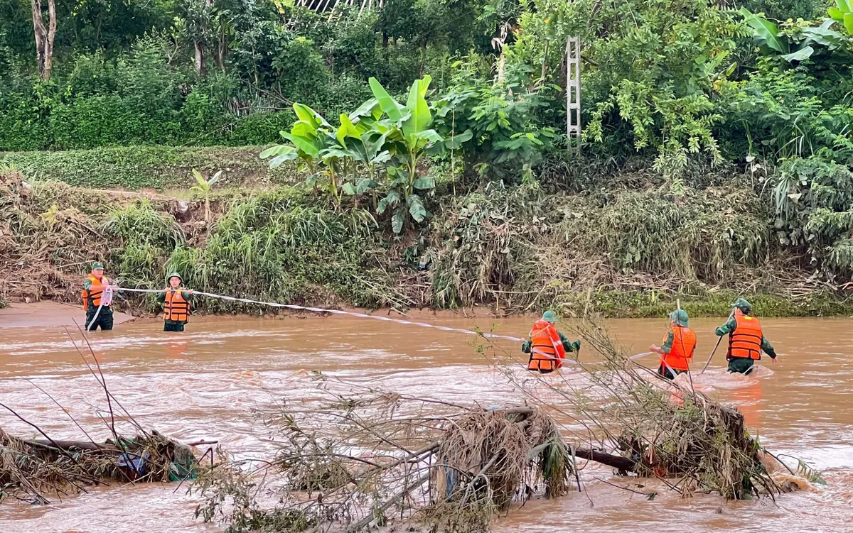 Cán bộ, chiến sĩ Bộ đội Biên phòng đã nhanh chóng có mặt tại những nơi chịu ảnh hưởng của bão lũ