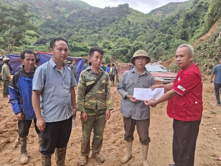 Cứu trợ khẩn cấp người dân bị ảnh hưởng lũ quét và mưa lũ tại Điện Biên, Sơn La - Ảnh 1.
