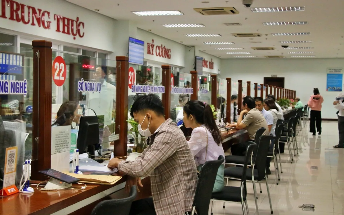 Người dân, doanh nghiệp làm thủ tục hành chính tại Trung tâm hành chính TP.Đà Nẵng.