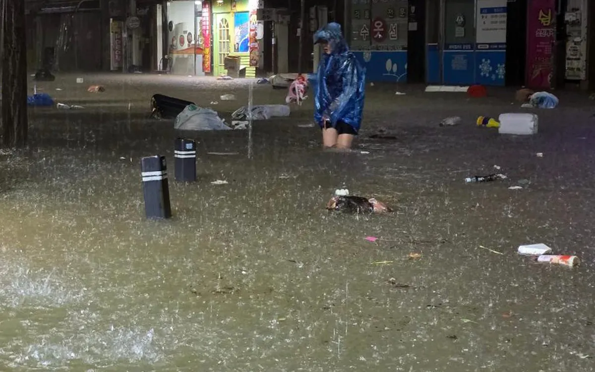Một con đường bị ngập do mưa lớn ở huyện Muan, phía Tây Nam Hàn Quốc (Ảnh: Yonhap)