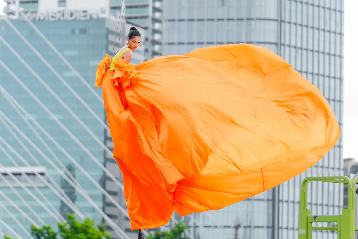 Vietnam's Next Top Model - Tập 1: Thử thách chụp hình trên không đưa 5 thí sinh tới nguy cơ bị loại - Ảnh 4.