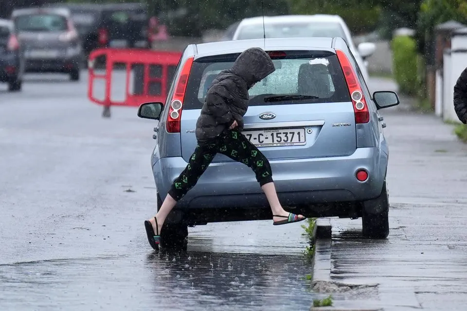 Cơ quan Khí tượng Ireland ban hành cảnh báo gió cấp độ vàng tại nhiều vùng phía Tây và Bắc nước này. Cơ quan Khí tượng Ireland ban hành cảnh báo gió cấp độ vàng tại nhiều vùng phía Tây và Bắc nước này.