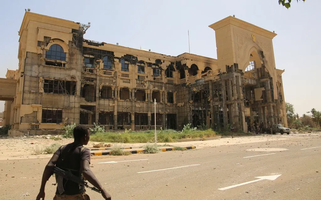 Một binh sĩ đi ngang qua Dinh Tổng thống ở Khartoum, Sudan, sau khi nơi này bị quân đội Sudan kiểm soát vào ngày 21/3/2025 (Ảnh: AP)