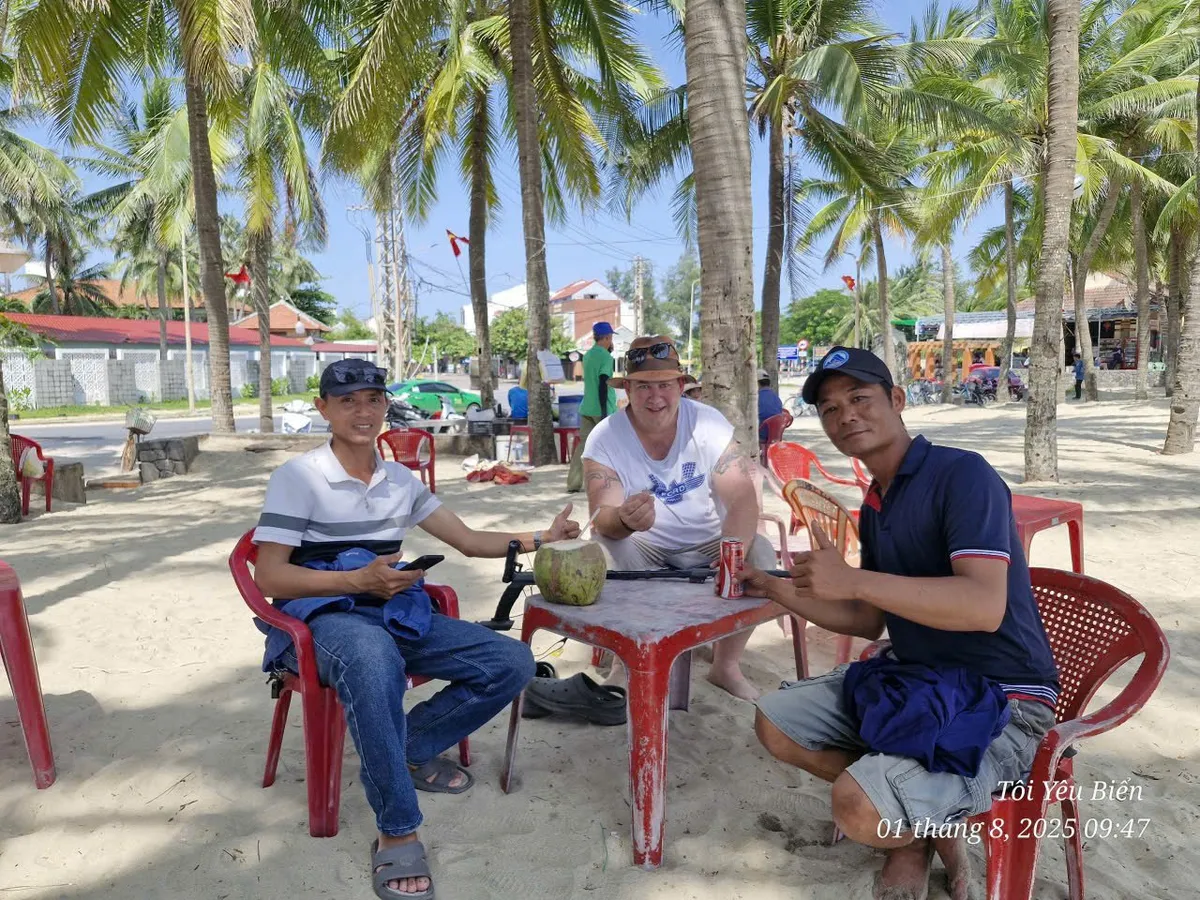 Đà Nẵng: Khen thưởng hai nhân viên bãi biển trả lại tài sản giá trị cho du khách nước ngoài - Ảnh 1.