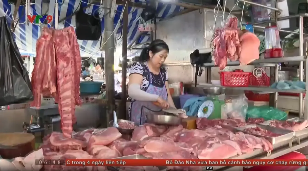 Thịt heo giảm giá mạnh, chợ vắng người mua