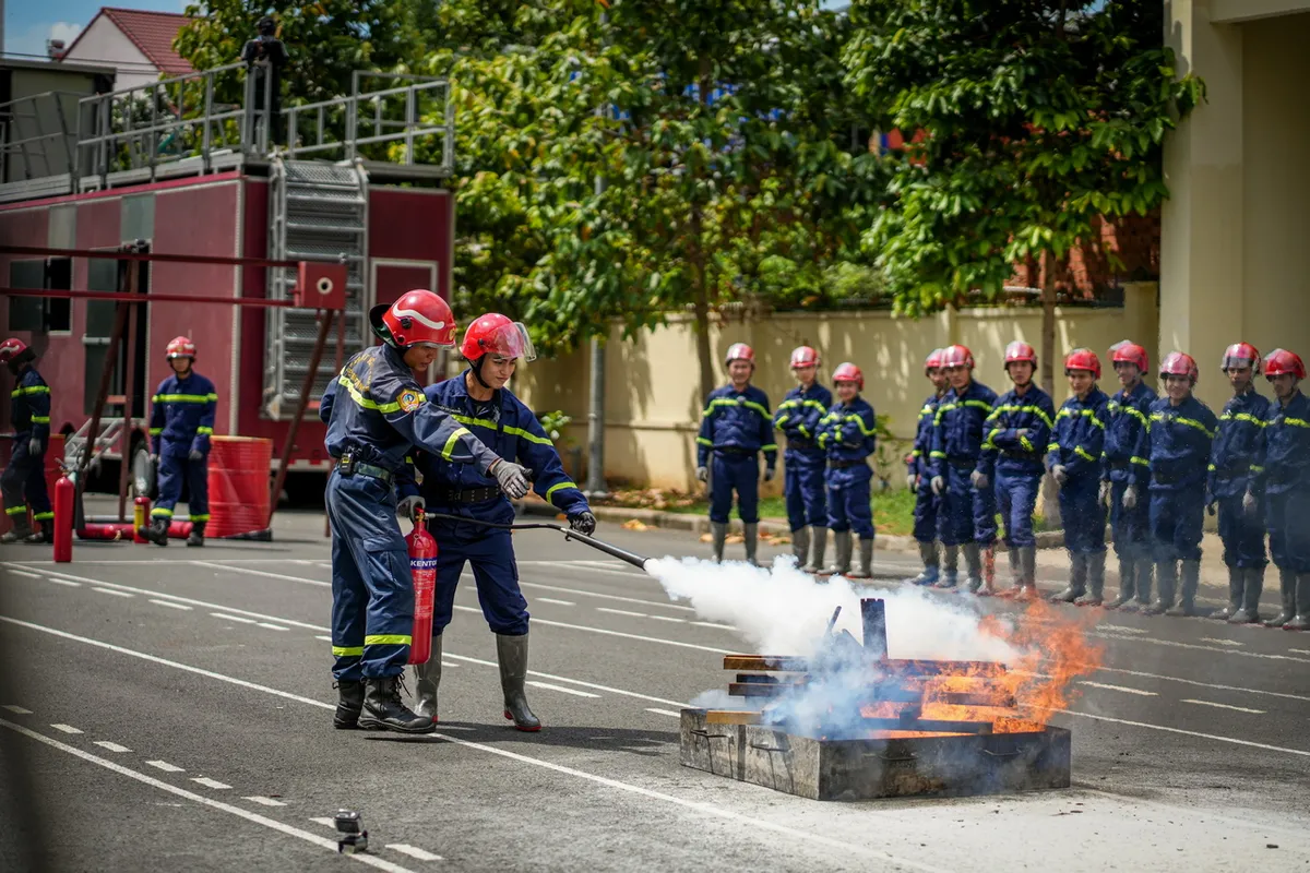 Chiến sĩ quả cảm - Tập 2: Diễn tiểu phẩm quá đà, nhiều nghệ sĩ bị phạt - Ảnh 4.