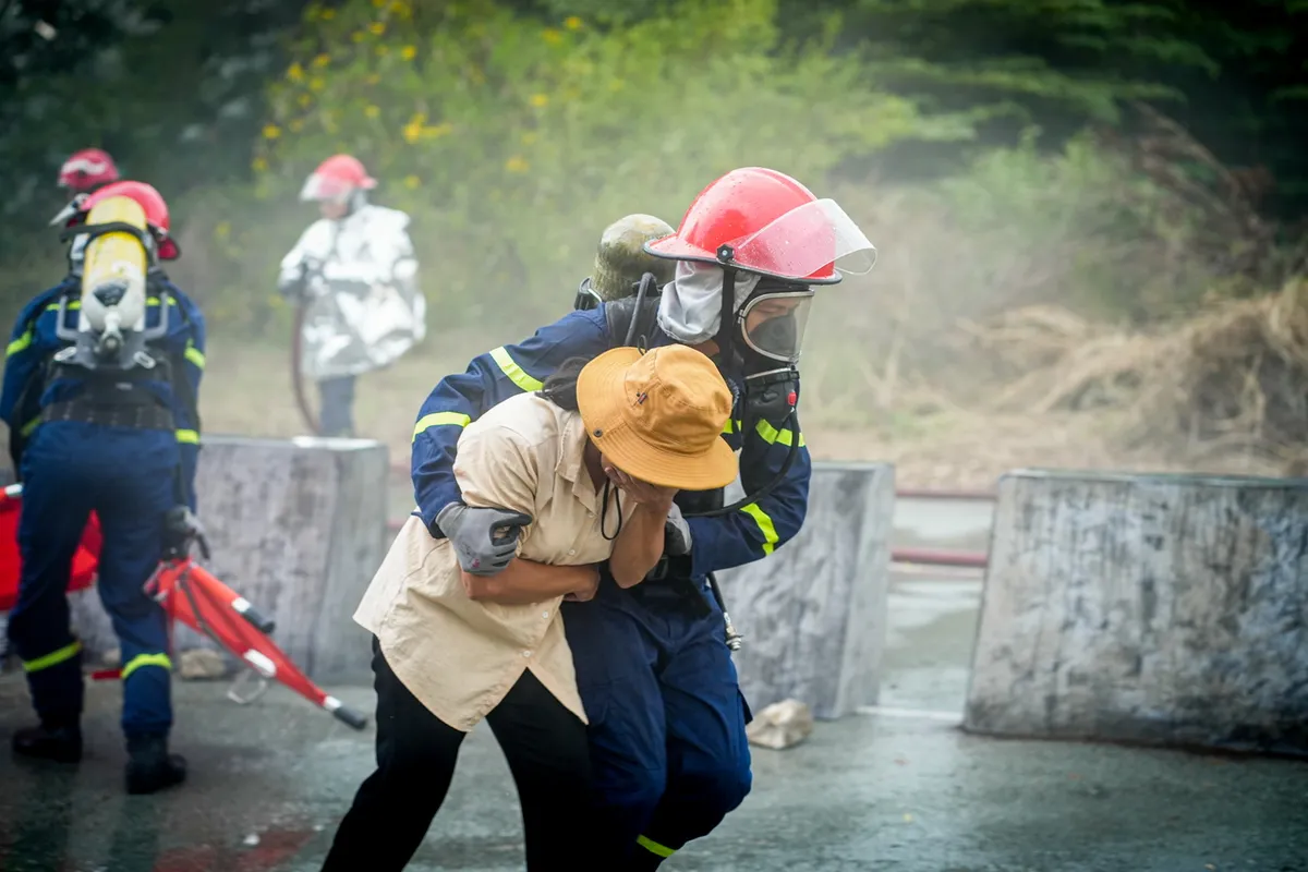 Chiến sĩ quả cảm - Tập 2: Diễn tiểu phẩm quá đà, nhiều nghệ sĩ bị phạt - Ảnh 6.