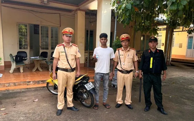 Đội cảnh sát giao thông số 3 phát hiện, xử lý đối tượng Điểu Hòa khi điều khiển xe có sử dụng ma túy. Ảnh: VNPL 