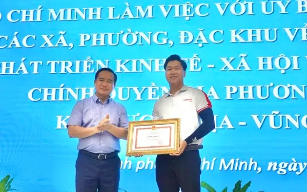 Chủ tịch UBND TP Hồ Chí Minh trao bằng khen cho anh Cao Thành Đạt. Chủ tịch UBND TP Hồ Chí Minh trao bằng khen cho anh Cao Thành Đạt.